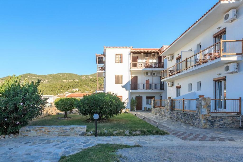 Nikolaos Studios Apartments Скопелос Екстериор снимка