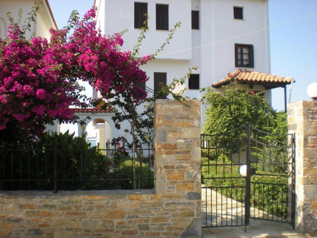 Nikolaos Studios Apartments Скопелос Екстериор снимка